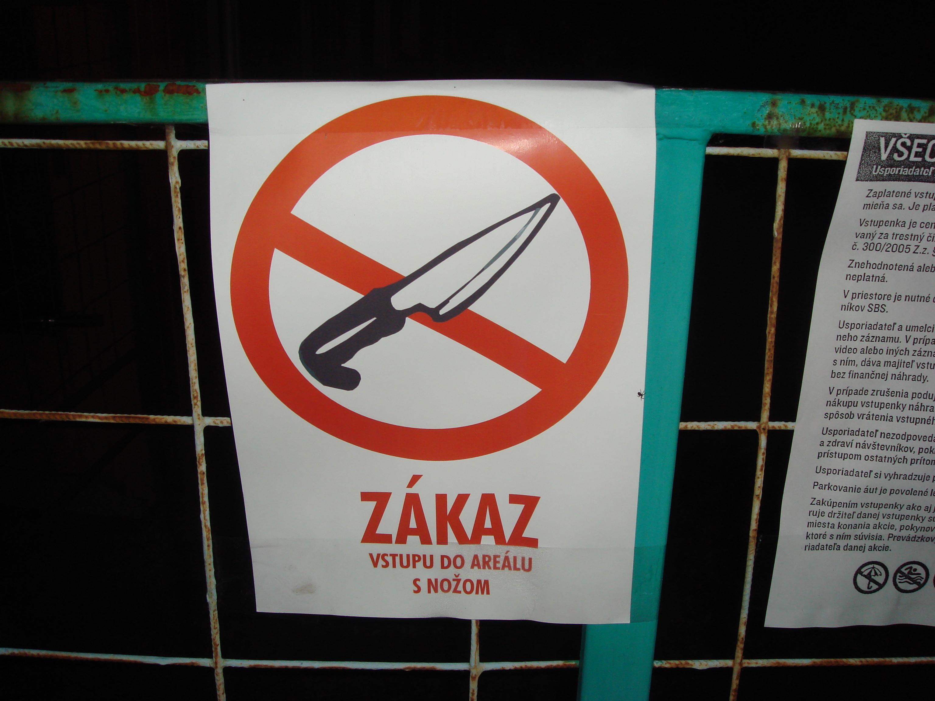 Na nože....